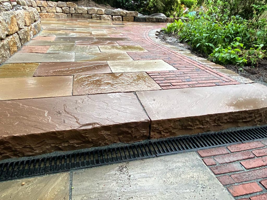 Schöner Naturstein-Weg